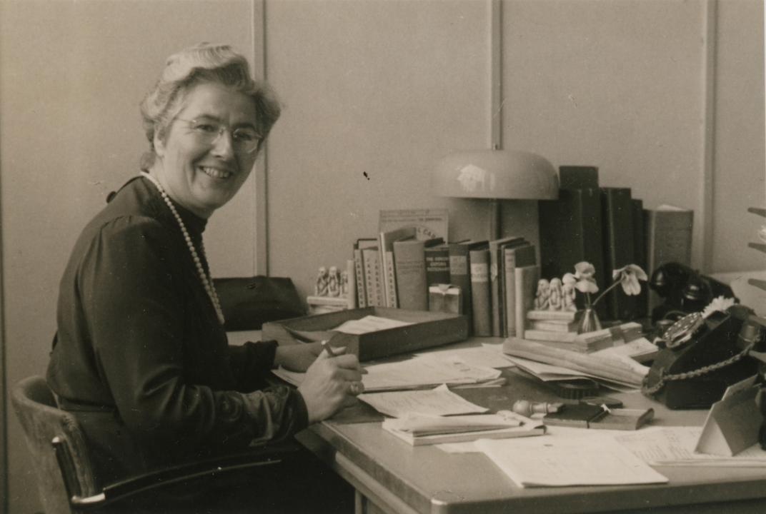 Annie van der Made aan haar schrijftafel