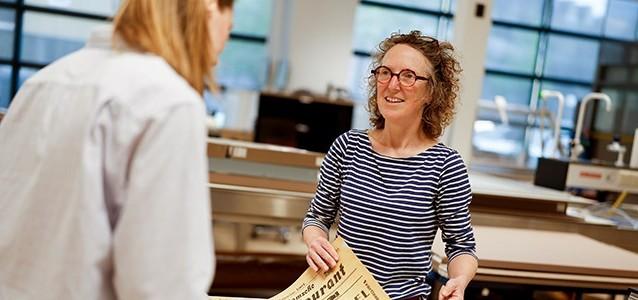 Medewerker van het archief op de foto