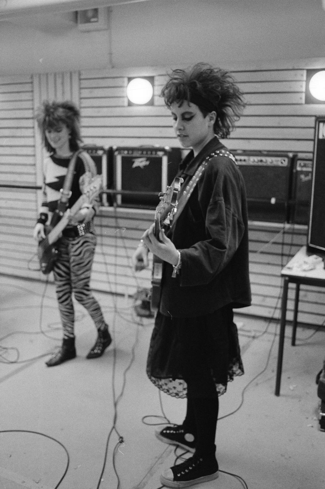 Twee gitaristen spelen gitaar tijdens muzieklessen op de Popwerkplaats van de Stichting Kunstzinnige Vorming Rotterdam (SKVR). 