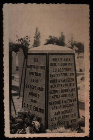 Gedenkzuiltje voor de slachtoffers van de Ceres Broodfabriek. 