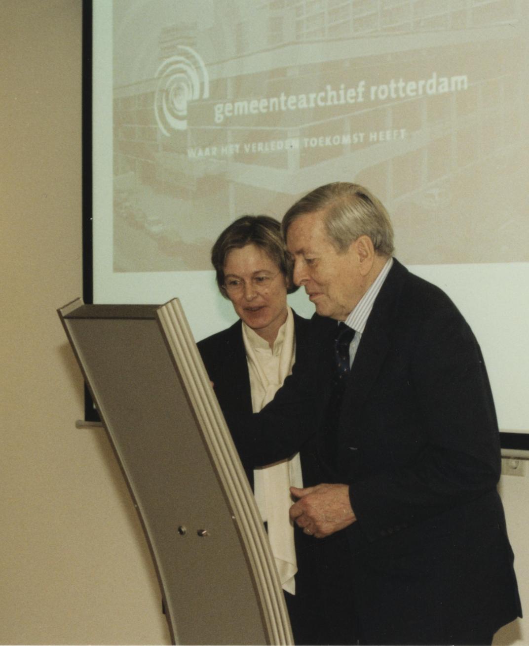 Archivaris Els van den Bent en Prins Claus bij de opening van het nieuwe gebouw in 1999