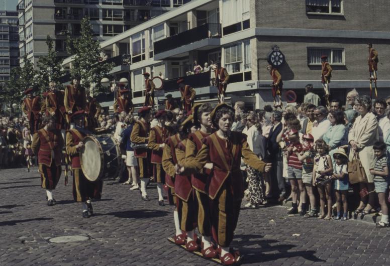 Steltlopers in een feestelijke optocht in juni 1970 op de Karel Doormanstraat. NL-RtSA_4185-428