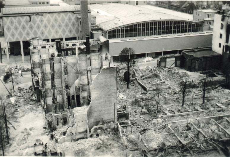 Beursgebouw naast verwoesting 1940. Collectie 4100, nummer 2100