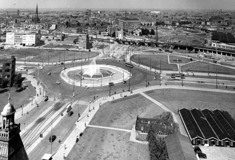Hofplein vanaf stadhuis gezien 1955. Collectie 2004, nummer 7062