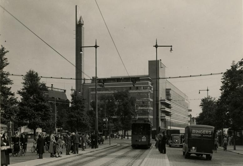 Het Van Hogendorpsplein en Bijenkorf. collectie 4202, nummer 477