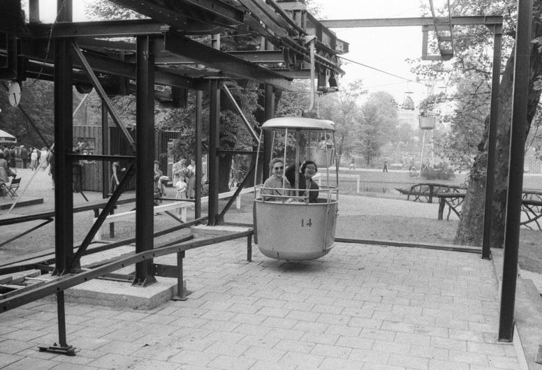 Gondel van de kabelbaan op de Floriade. Collectie 4100 nummer 8844. Maker Lex de Herder