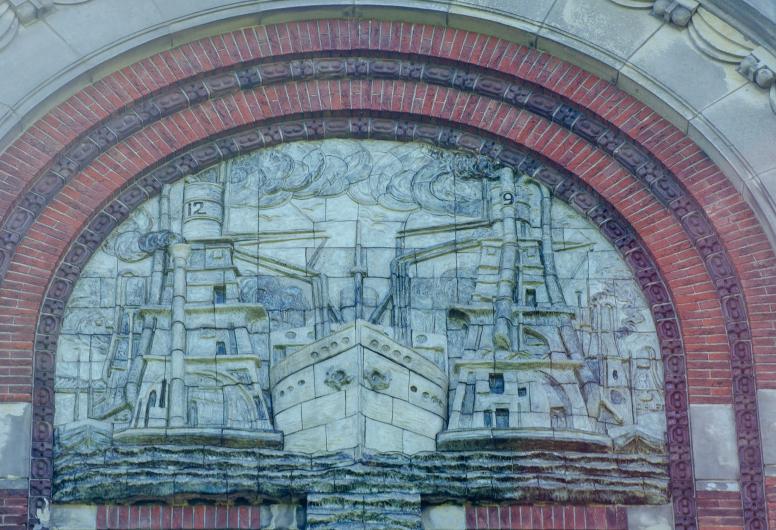 Tegeltableau met elevatoren en een schip aan de gevel van het Elevatorhuis  in 2020, fotograaf: Joep Boute.