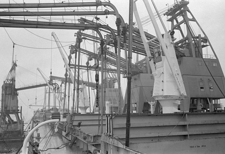 Drijvende en vaste elevators aan het werk op de GEM-terminal in de Botlek (1969). Collectie 4121_21451-2-40-01
