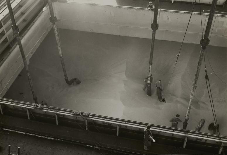 Leegzuigen van een graanschip. Collectie 1669, nummer 62 0012