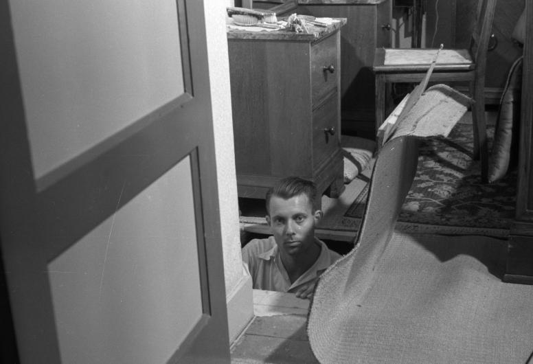 Foto 1 van demonstratie na de bevrijding van de onderduikplaatsen voor de zoon van H.F. Grimeyer in de woning van de fotograaf. Zomer 1945. Collectie 4156 nummer 5762