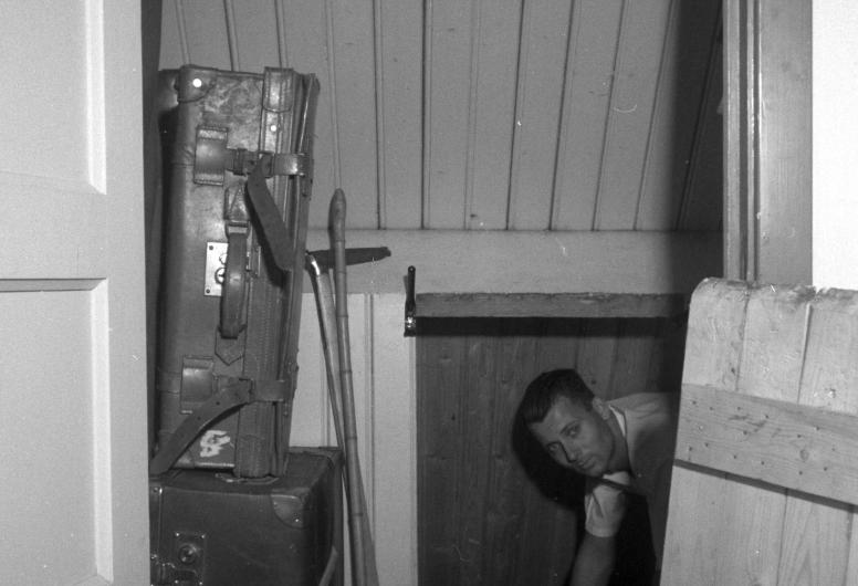 Foto 2 van demonstratie na de bevrijding van de onderduikplaatsen voor de zoon van H.F. Grimeyer in de woning van de fotograaf. Zomer 1945. Collectie 4156 nummer 5764