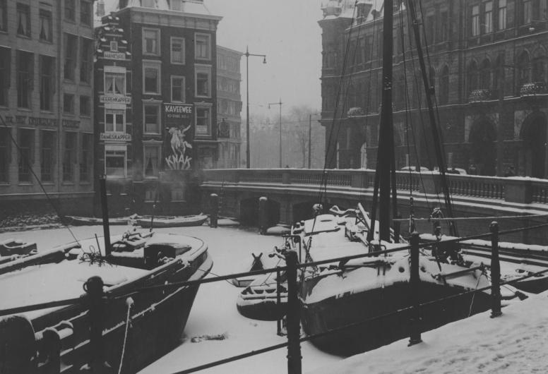 De met sneeuw bedekte Kolk en Kolkkade met op de achtergrond rechts Plan C. Winter 1939/1940. Collectie 4156, VII-229-01-03-01