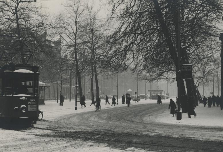 Het besneeuwde Beursplein gezien vaf de hoek bij het Westnieuwland. Winter 1939/1940. Collectie 4202, IX-209-00-02