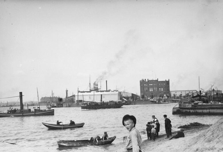Het directiegebouw van de Holland Amerika Lijn (HAL) op de Wilhelminapier gezien vanaf de Veerdam, 1908 - 1916. 