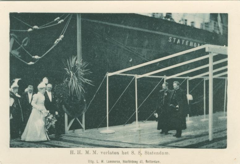 Koningin Wilhelmina en koningin-moeder Emma velaten het s.s. Statendam tijdens het bezoek op 9 juni 1899.