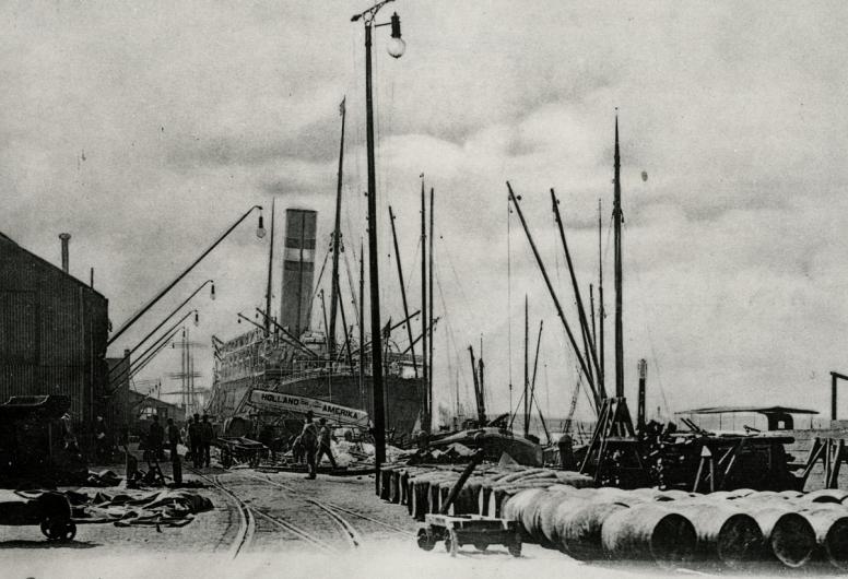 De Holland-Amerikalijn aan de Wilhelminakade, 1900.  Nummer in collectie; NL-RtSA-4202-1968-2376