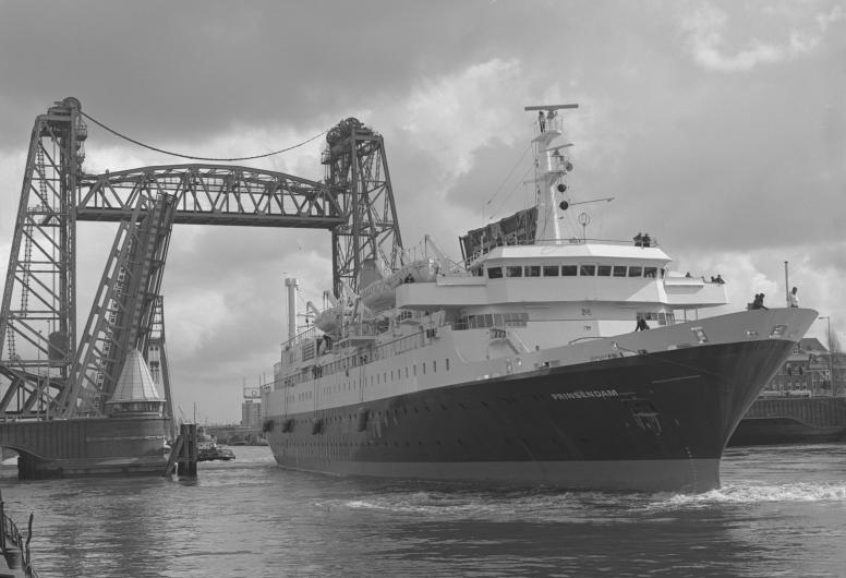 De Ms. Prinsendam passeert de Koningsbruggen, 8-4-1973.  Collectie 4121 nr 1-14
