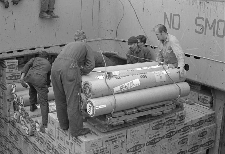 Havenarbeiders aan het laden en lossen, in en rond een scheepsruim (1966)