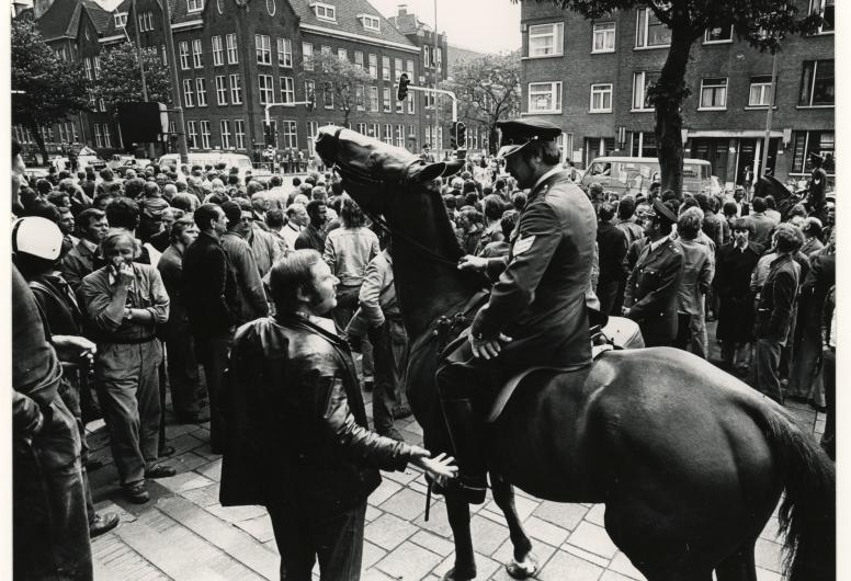 Havenarbeiders voor het pand van de Scheepvaartvereniging Zuid aan de Pieter de Hoochweg (1976).