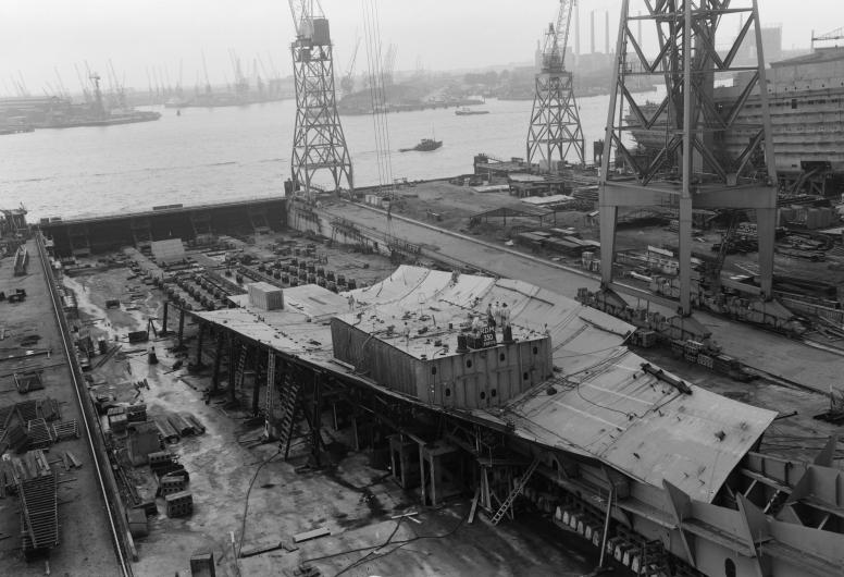 Op helling 8 van de Rotterdamsche Droogdok Maatschappij wordt gebouwd aan containerschip Sea-land Mc Lean (1970). 