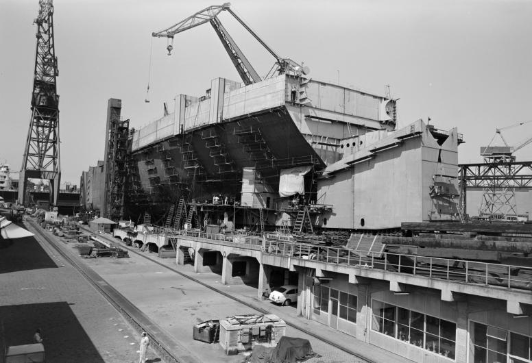 Op helling 8 van de Rotterdamsche Droogdok Maatschappij wordt gebouwd aan containerschip Sea-land Mc Lean (1971). 