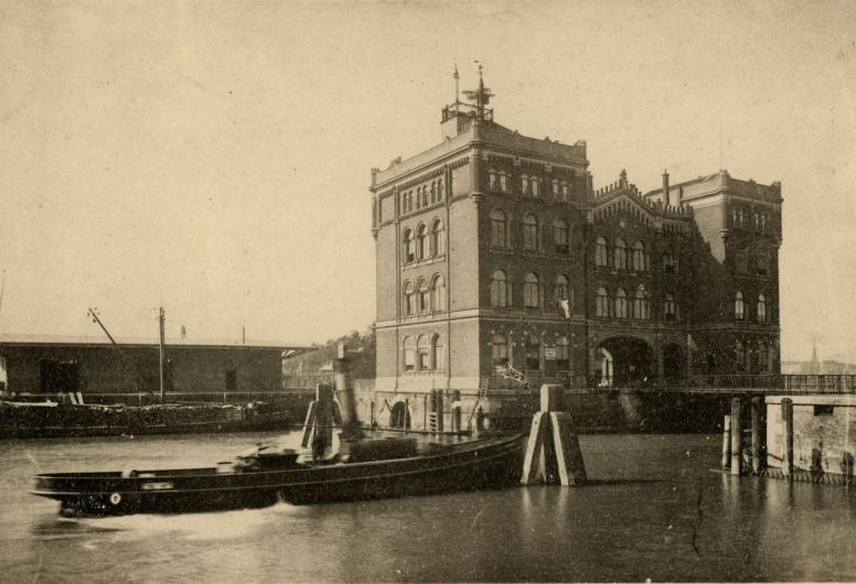 Het Poortgebouw aan de Binnenhaven. Ca. 1910 (geschat). Collectie 4202, nummer XIV-230-03