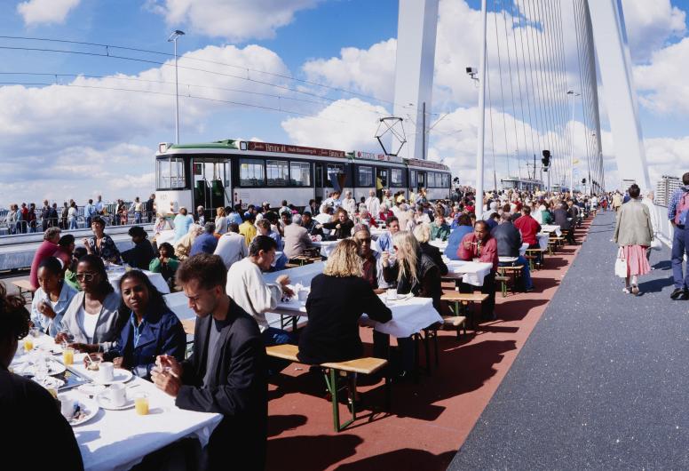 Een brunch voor Rotterdammers in het weekend na de opening van de Erasmusbrug. 1996. Collectie 4166, nummer 12570_3
