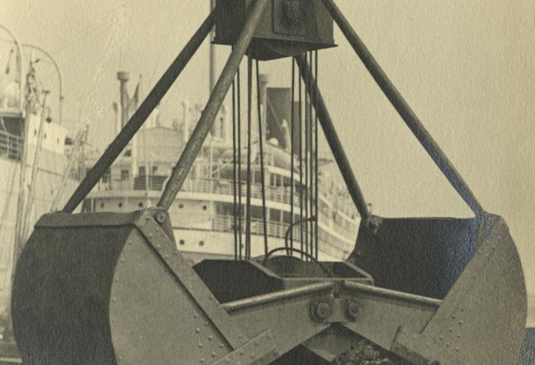 havenbeelden - een grijper in een berg kolen