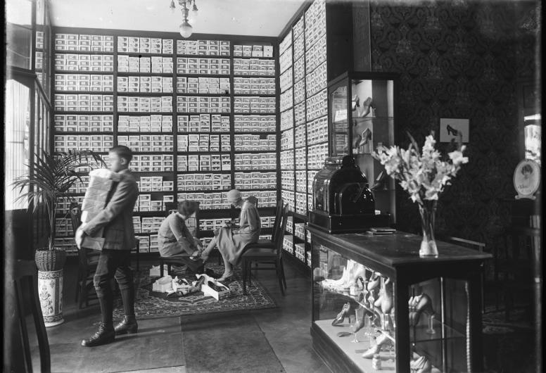 Schoenenwinkel Corbeau aan de West-Kruiskade 1926