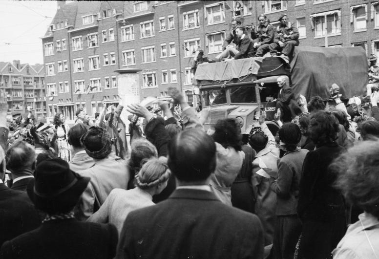 Intocht Canadezen op de Schieweg mei 1945