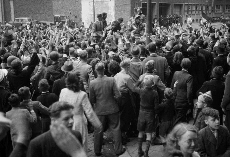 Intocht Canadezen op de Coolsingel mei 1945