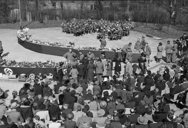 Duitse soldaten delen speelgoed uit.