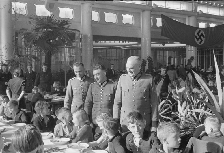 Winterhulp. Kinderen krijgen een maaltijd