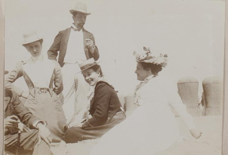 Op het strand. Foto: Sara Lydia Stahl-van Hoboken. Collectienr. 4145