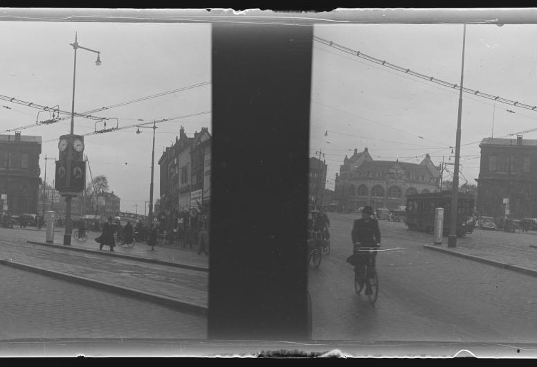 Hofplein met de Delftse Poort, ongedateerd. Foto: Sara Lydia Stahl-van Hoboken. Collectienr. 4145