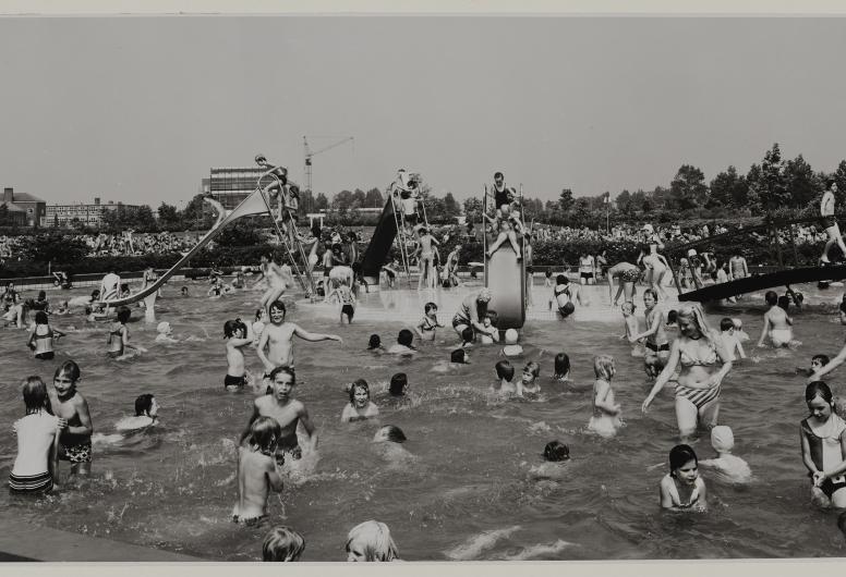 Spelende kinderen in één van de baden in de Plompert.