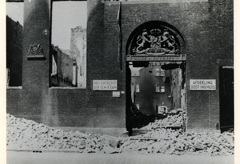 Deel van de verwoeste voorgevel van het Vrij Entrepotgebouw na het bombardement van mei 1940. Maker onbekend, 1940. Collectie Puinfoto's 4287, documentnummer 1978-2938.
