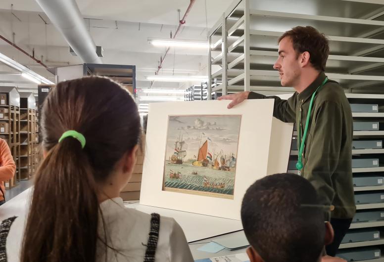 Educatiemedewerker voor een rondleiding van kinderen