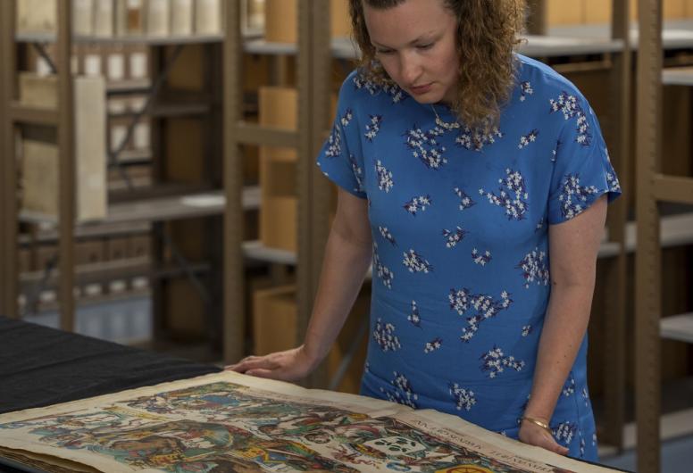 Medewerker buigt zich over nieuwe aanwinst