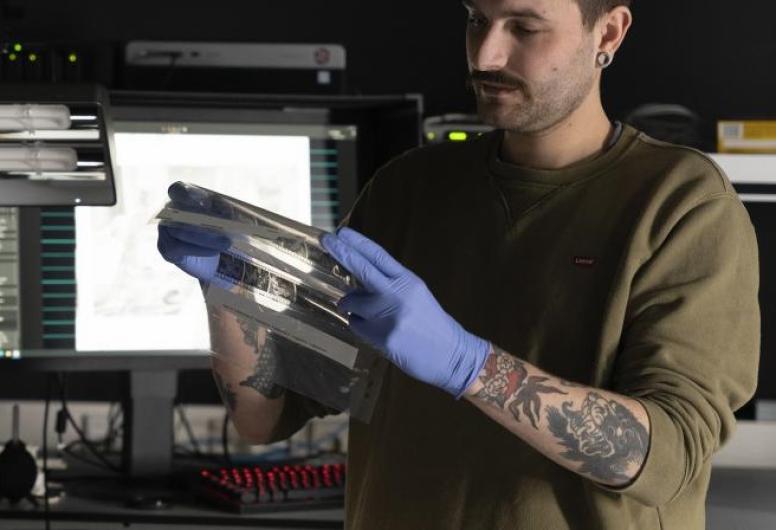 Medewerker houdt filmrol in de hand