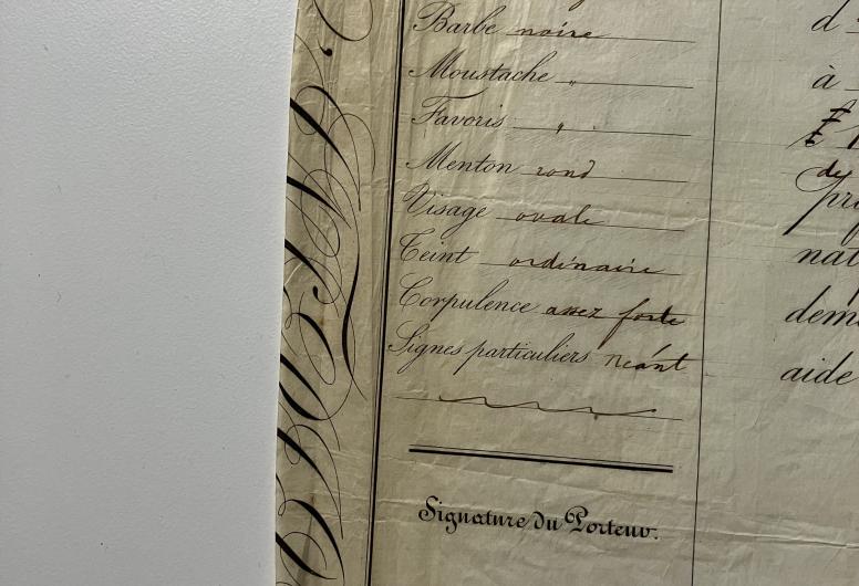 Paspoort met krullen aan de zijkant