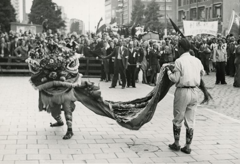 Bevrijdingsfeest van de Chinese bevolking op 15 september 1945. Voorstelling van de Chinezen voor het stadhuis aan de Coolsingel. Collectie 4202, nummer 690-2