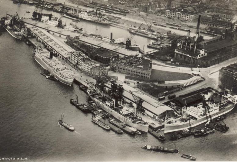 De loodsen en terreinen van de Rotterdamsche Lloyd aan de Lloydkade, gezien uit het oosten (1937). Collectie 4029, nummer 4006-01