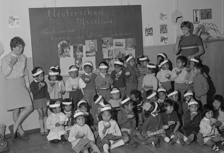 Molukse kinderen met hun begeleidsters in de kleuterschool op het barakkenkamp IJsseloord (1968). Fotograaf Ary Groeneveld, collectie 4121, nummer 11225-01