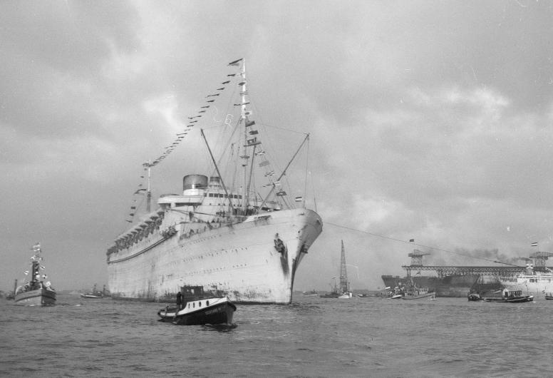 SS Nieuw Amsterdam vaart binnen. Collectie 4100, nummer 5206. Fotograaf Lex de Herder