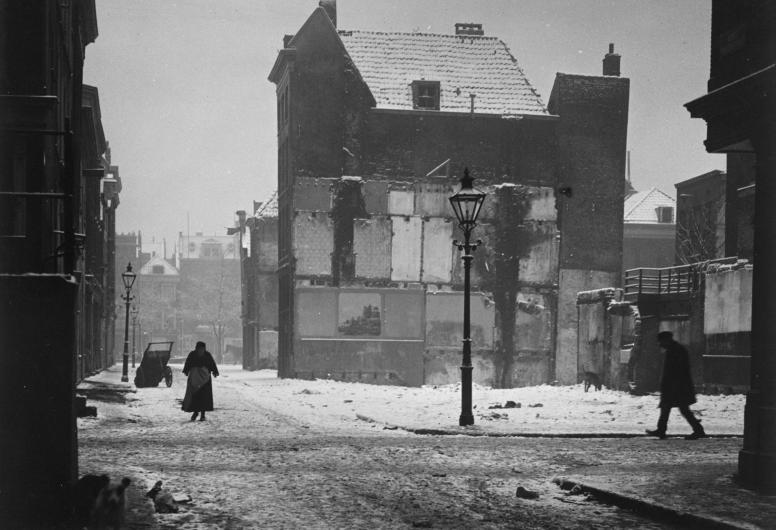 De Hofstraat, rechts de Zandstraat, op de achtergrond de Coolvest, gezien vanaf de Korte Wagenstraat. Collectie 4113. Documentnr. II-15-00-01-4. Fotograaf Berssenbrugge