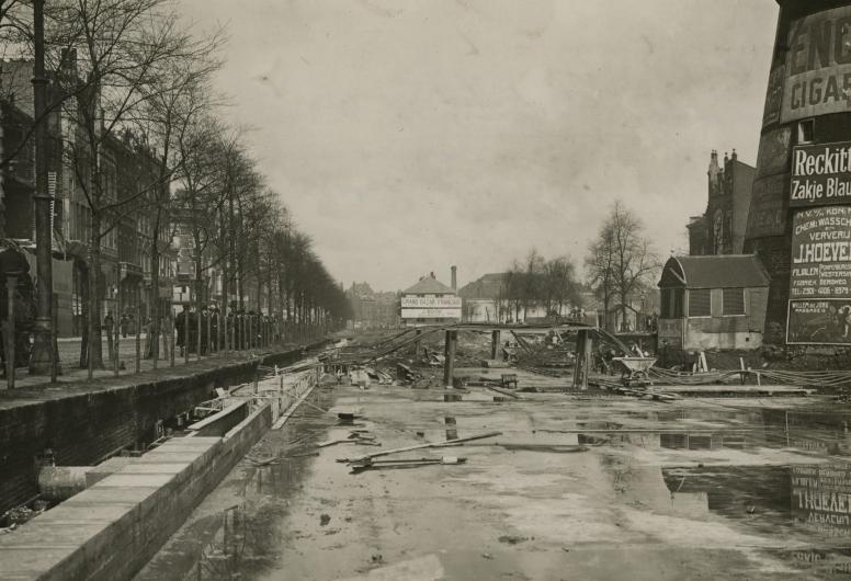 De demping van de Coolsingel in 1914. Rechts Korenmolen De Hoop. Collectie 4202 1971-1092. Fotograaf J.C. Wesseling