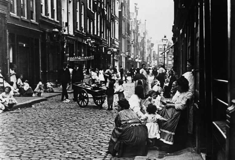 De Zandstraat in de richting van de Zandstraat. Collectie 4113 nr. IX-3502-01-01-2. Fotograaf Berssenbrugge