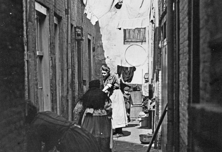 Doodlopende steeg in de Broodgang, vermoedelijk de Nieuwgang, bij de Raamstraat nr. 47. Collectie 4113. Documentnummer IX-457-01-1. Fotograaf Berssenbrugge