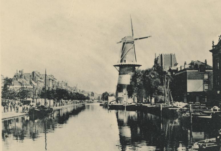 De Coolvest en de Coolsingel, ter hoogte van de Kruiskade. Links de Doelen en op de achtergrond korenmolen De Hoop. 1908-1912 (geschat). Collectie 4202, nummer IV-33-3.